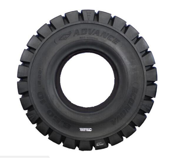 前進(jìn)輪胎叉車實心輪胎