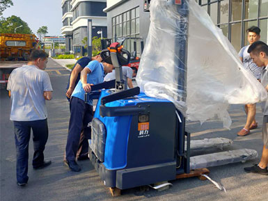 科力電動堆高車進行裝卸、堆高、堆垛和短距離運輸作業(yè)