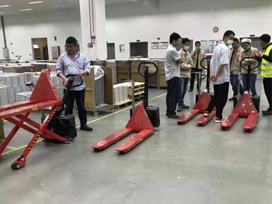 電動(dòng)高升程搬運(yùn)車交付使用，感謝廠家羅總親自跟客戶講解操作方法！