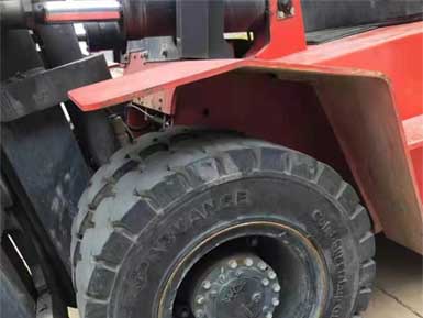 前進實心輪胎825-15，6條實心輪胎已全部安裝到叉車上